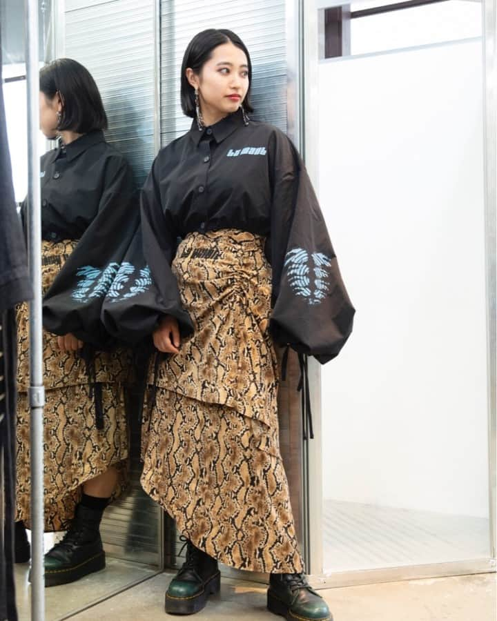 Laforet HARAJUKUさんのインスタグラム写真 - (Laforet HARAJUKUInstagram)「M.Y.O.B NYC / 3F SHIRT ¥16,500 SKIRT ¥15,400 ※all tax in . 【😎インパクト重視な秋ストリート😎】 name_小室直子 height_157cm bloodtype_B 印象的なグラフィックと迫力あるボリューミーなスリーブが特徴的。クロップド丈でボトムスにもあわせやすい✨ . #LAFORETSTYLE #2019aw #fashion #ootd #outfit #streetfashion #instagood #myobnyc #tokyo #laforet #harajuku #laforetharajuku #ストリートファッション #ストリート系女子 #秋コーデ #ファッション #ウールシャツ #チェックシャツ #カーゴパンツ #東京 #ラフォーレ #原宿 #ラフォーレ原宿 #도쿄 #동경 #하라주쿠 #일본 #패션」10月18日 13時15分 - laforet_h