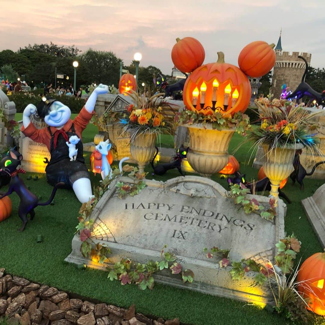 橘ゆりかさんのインスタグラム写真 - (橘ゆりかInstagram)「🎃ハロウィンディズニー👻﻿ ﻿ ﻿ 装飾が全てかわいいよ〜🖤🧡💛﻿ 写真撮り貯めてるからたくさん見てね笑﻿ ﻿ ﻿ お気に入りのおばけちゃん像たち！﻿ 🚪Trick or Treat🚪﻿ キャンディー クッキー ドーナツ どうぞ🧙‍♀️🦇﻿ ﻿ ﻿ ﻿ #ディズニーランド #ディズニーハロウィン #ハロウィン #リゾラ #橘ゆりか #フェスミス #helloween #disneyhalloween #ig_japan #disneygram」10月18日 13時26分 - yuricalcal