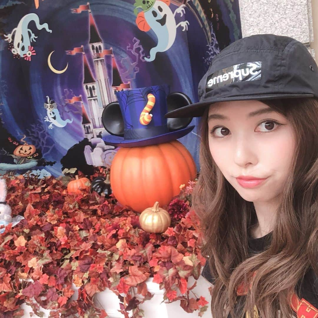 橘ゆりかさんのインスタグラム写真 - (橘ゆりかInstagram)「🎃ハロウィンディズニー👻﻿ ﻿ ﻿ 装飾が全てかわいいよ〜🖤🧡💛﻿ 写真撮り貯めてるからたくさん見てね笑﻿ ﻿ ﻿ お気に入りのおばけちゃん像たち！﻿ 🚪Trick or Treat🚪﻿ キャンディー クッキー ドーナツ どうぞ🧙‍♀️🦇﻿ ﻿ ﻿ ﻿ #ディズニーランド #ディズニーハロウィン #ハロウィン #リゾラ #橘ゆりか #フェスミス #helloween #disneyhalloween #ig_japan #disneygram」10月18日 13時26分 - yuricalcal