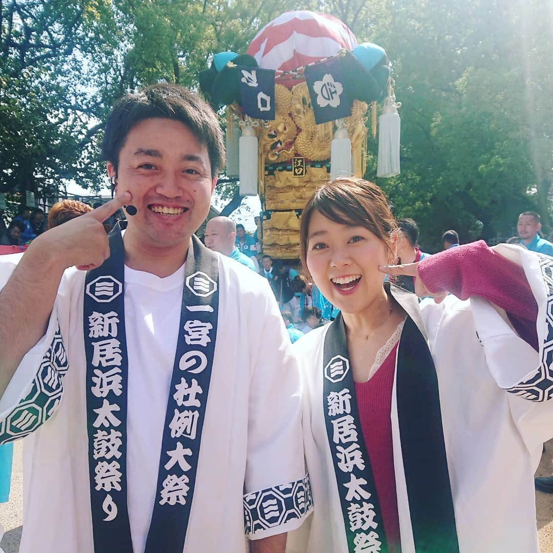 滝香織さんのインスタグラム写真 - (滝香織Instagram)「昨日の#ほのボーノ は#新居浜太鼓祭り の#中継 でした。 #一宮神社 の参道で行われる#一宮の杜ミュージアム こちらでは、天然記念物のクスノキのもと、桟敷席に座ってら、ゆっくりと間近で豪華絢爛な#太鼓台 が見られるんです✨ 圧巻ですよ！！ そして、勇ましいかき夫の皆さんがかっこいい😆  生中継ってほんと何が起きるか分からない。そのライブな感覚が面白いんですよねぇ。 皆さんにご協力いただき、無事に中継をすることができました。 ありがとうございました。  あ～楽しかったぁ😆  #祭り #秋 #あいテレビ #アナウンサー #女子アナ #滝香織 #横山岳 #新居浜 #愛媛 #japan」10月18日 13時19分 - kaorin_taki