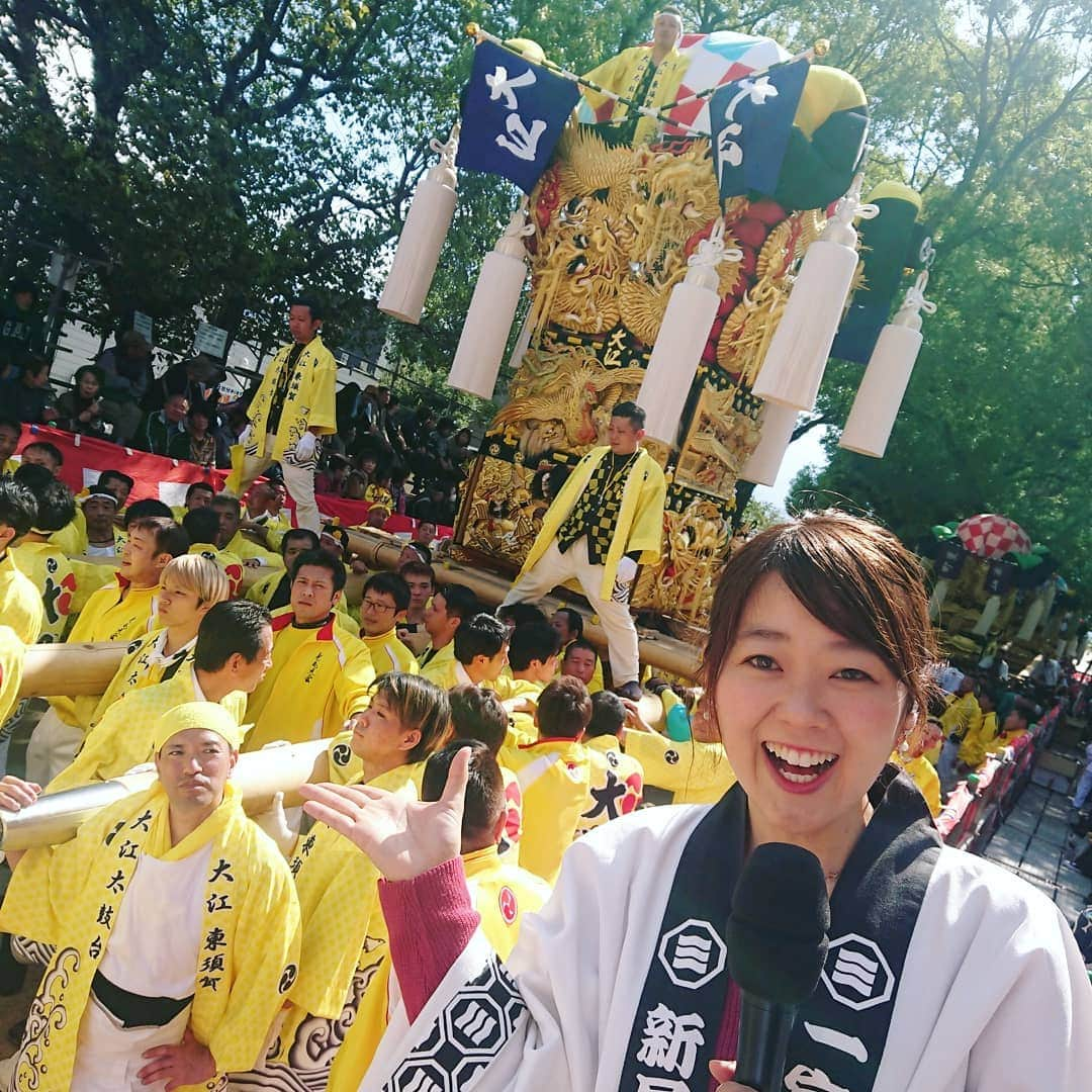 滝香織さんのインスタグラム写真 - (滝香織Instagram)「昨日の#ほのボーノ は#新居浜太鼓祭り の#中継 でした。 #一宮神社 の参道で行われる#一宮の杜ミュージアム こちらでは、天然記念物のクスノキのもと、桟敷席に座ってら、ゆっくりと間近で豪華絢爛な#太鼓台 が見られるんです✨ 圧巻ですよ！！ そして、勇ましいかき夫の皆さんがかっこいい😆  生中継ってほんと何が起きるか分からない。そのライブな感覚が面白いんですよねぇ。 皆さんにご協力いただき、無事に中継をすることができました。 ありがとうございました。  あ～楽しかったぁ😆  #祭り #秋 #あいテレビ #アナウンサー #女子アナ #滝香織 #横山岳 #新居浜 #愛媛 #japan」10月18日 13時19分 - kaorin_taki