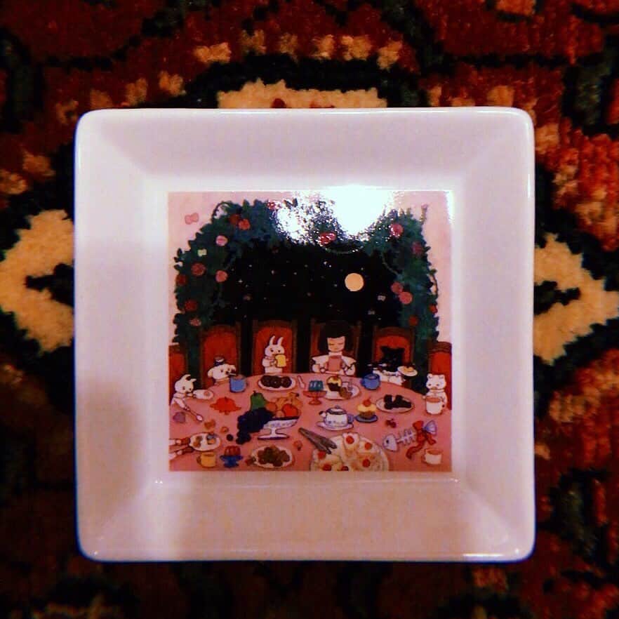 吉澤嘉代子さんのインスタグラム写真 - (吉澤嘉代子Instagram)「ただいま開催中のお茶会ツアーグッズをご紹介します！IKEGAMI YORIYUKIさんに絵を描いていただきました！真夜中のお茶会です。 🐟お茶会豆皿 🐟お茶会マグ(私と犬/果物とお魚) 🐟お魚のスプーンフォーク 🐟お茶しちゃお！ 🐟お茶会コースター」10月18日 13時35分 - yoshizawakayoko