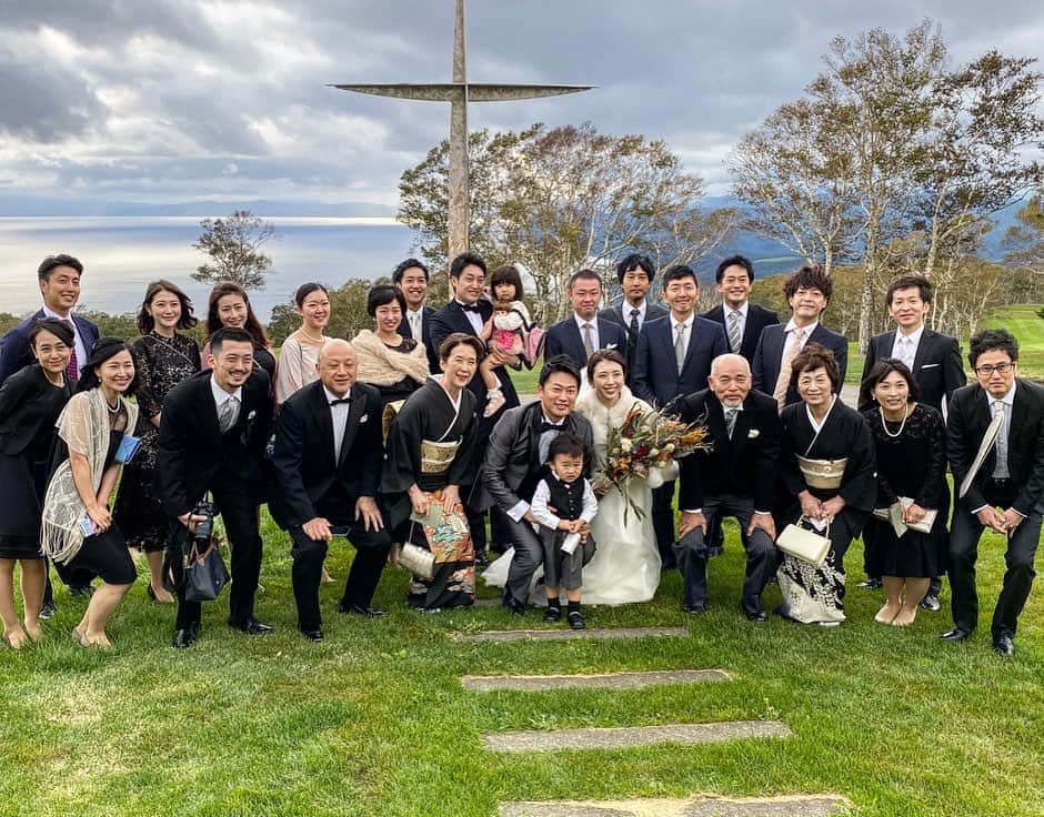 Sayuri（岸岡小百合）さんのインスタグラム写真 - (Sayuri（岸岡小百合）Instagram)「* 大親友の結婚式を振り返りながらお仕事へ。 本当はもっともっと写真アップしたい🤣‼️ * 雨予報だったのにもかかわらず、 雨も霧も吹き飛ばすさすがの晴れ女あさみ❤️ 美しかった😭 思い出すだけでうるうるしちゃう🥺 * 洞爺湖もキラキラ輝いていて、雄大で。 あさみらしい温かな式でした。 本当に本当に素敵でおしゃれだった😭 * ジジババになっても、 家族ぐるみで仲良くしてね😭❤️ 幸せになぁれ♪ * 式の翌日の食い倒れ。 辛いほど食べたw ジンギスカン、お刺身、ラーメン、締めパフェ🐷 * いい加減ダイエット始めますw #洞爺湖 #洞爺湖ウィンザーホテル  #ウィンザーホテル洞爺  #wedding #北海道　#札幌 #食い倒れ　#締めパフェ  #しめパフェ」10月18日 13時37分 - sayuuringo