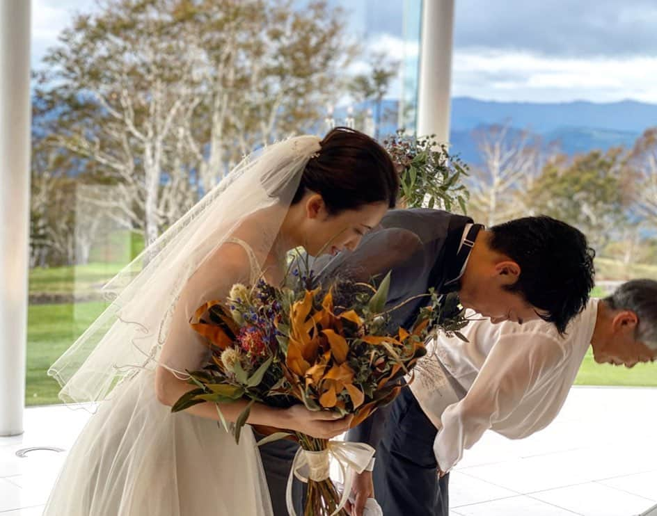 Sayuri（岸岡小百合）さんのインスタグラム写真 - (Sayuri（岸岡小百合）Instagram)「* 大親友の結婚式を振り返りながらお仕事へ。 本当はもっともっと写真アップしたい🤣‼️ * 雨予報だったのにもかかわらず、 雨も霧も吹き飛ばすさすがの晴れ女あさみ❤️ 美しかった😭 思い出すだけでうるうるしちゃう🥺 * 洞爺湖もキラキラ輝いていて、雄大で。 あさみらしい温かな式でした。 本当に本当に素敵でおしゃれだった😭 * ジジババになっても、 家族ぐるみで仲良くしてね😭❤️ 幸せになぁれ♪ * 式の翌日の食い倒れ。 辛いほど食べたw ジンギスカン、お刺身、ラーメン、締めパフェ🐷 * いい加減ダイエット始めますw #洞爺湖 #洞爺湖ウィンザーホテル  #ウィンザーホテル洞爺  #wedding #北海道　#札幌 #食い倒れ　#締めパフェ  #しめパフェ」10月18日 13時37分 - sayuuringo