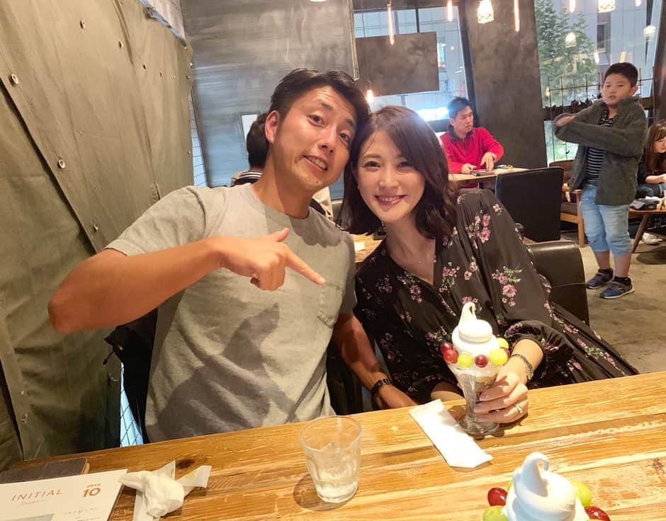 Sayuri（岸岡小百合）さんのインスタグラム写真 - (Sayuri（岸岡小百合）Instagram)「* 大親友の結婚式を振り返りながらお仕事へ。 本当はもっともっと写真アップしたい🤣‼️ * 雨予報だったのにもかかわらず、 雨も霧も吹き飛ばすさすがの晴れ女あさみ❤️ 美しかった😭 思い出すだけでうるうるしちゃう🥺 * 洞爺湖もキラキラ輝いていて、雄大で。 あさみらしい温かな式でした。 本当に本当に素敵でおしゃれだった😭 * ジジババになっても、 家族ぐるみで仲良くしてね😭❤️ 幸せになぁれ♪ * 式の翌日の食い倒れ。 辛いほど食べたw ジンギスカン、お刺身、ラーメン、締めパフェ🐷 * いい加減ダイエット始めますw #洞爺湖 #洞爺湖ウィンザーホテル  #ウィンザーホテル洞爺  #wedding #北海道　#札幌 #食い倒れ　#締めパフェ  #しめパフェ」10月18日 13時37分 - sayuuringo