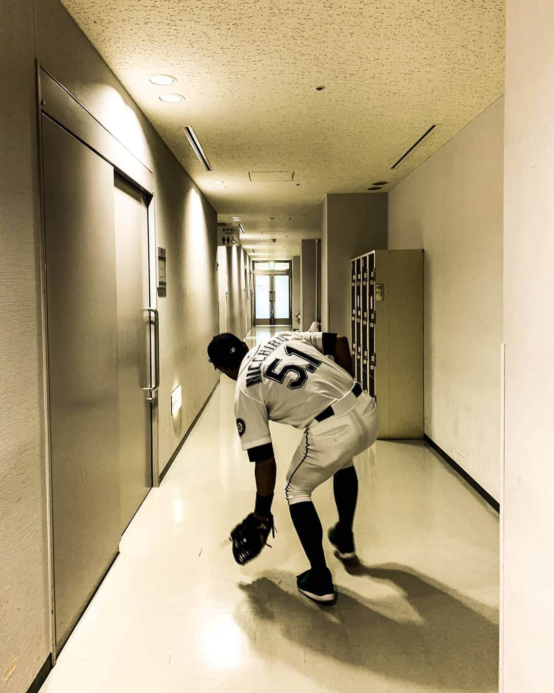 ニッチロー'さんのインスタグラム写真 - (ニッチロー'Instagram)「エア野球のエア練習を大蔵さんが撮って格好よく加工までしてくれました。  #野球 #ベースボール #エア野球 #エア練習 #激写 #大蔵 さん #ニッチロー’ #ドラフト指名無し #airbaseball #baseball」10月18日 13時38分 - nicchiro5.1