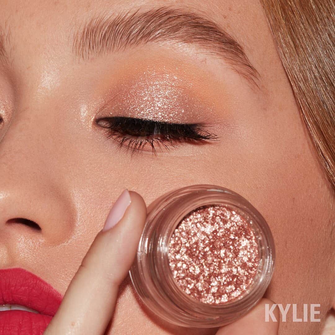 Kylie Cosmeticsさんのインスタグラム写真 - (Kylie CosmeticsInstagram)「More Pie Please shimmer eye glaze ✨ add the perfect pop of shine to any look on the lid or inner corner 💗 shop our 4 new shades tomorrow! KylieCosmetics.com」10月18日 13時39分 - kyliecosmetics