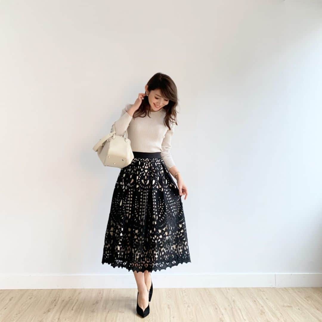 のインスタグラム：「・ ・ この1週間でぐっと冷え込むように… 薄手のアウターが必要な季節の到来🍂 ・ 大好きなblack×gregeのコーディネート♡ ・ ・ knit→#unitedarrows skirt→#lialapg outer→#lialapg  bag→hermes pumps→#jimmychoo ・ ・ #coordinate #outfit #ootd #look #style #fashion #wardrobe #instagood #instafashion #レーススカート #コーディネート #ファッション #ママコーデ #ママコーディネート #ママファッション」