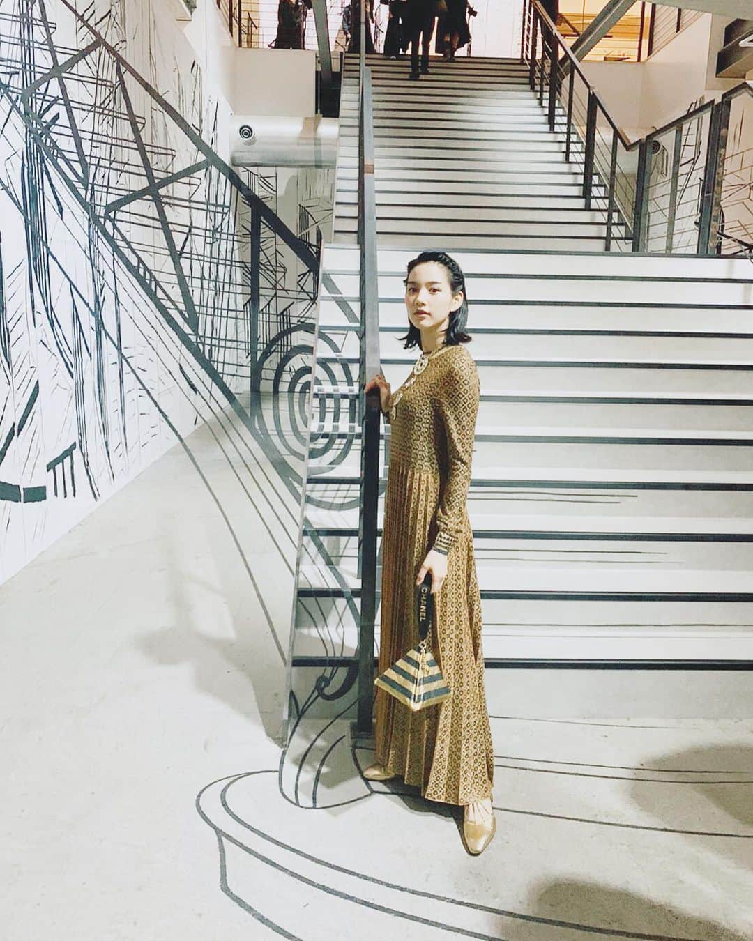 のん（能年玲奈）さんのインスタグラム写真 - (のん（能年玲奈）Instagram)「展示をじっくり見れてすごく楽しかった。大胆に見えて繊細な刺繍、アトリエをイメージした空間では壁全体に貼ったキャンバスに興奮。デザイン画に刺激を受け、アートと交わるファッションにうっとり。はあ、素敵。  #MademoisellePrive #CHANEL」10月18日 13時55分 - non_kamo_ne