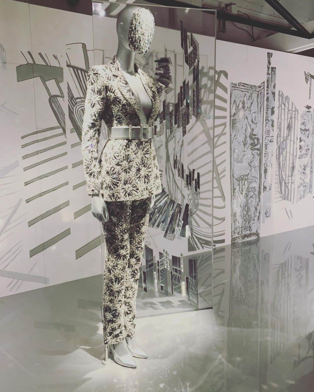 のん（能年玲奈）さんのインスタグラム写真 - (のん（能年玲奈）Instagram)「展示をじっくり見れてすごく楽しかった。大胆に見えて繊細な刺繍、アトリエをイメージした空間では壁全体に貼ったキャンバスに興奮。デザイン画に刺激を受け、アートと交わるファッションにうっとり。はあ、素敵。  #MademoisellePrive #CHANEL」10月18日 13時55分 - non_kamo_ne