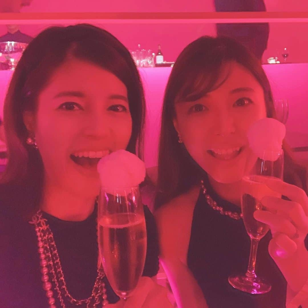 神田愛花さんのインスタグラム写真 - (神田愛花Instagram)「コットンキャンディーを少し硬めに固めて、シャンパングラスの上にポコッと乗せている、なんともオシャレな飲み物🥂 飲む時はコットンキャンディーをグッと中に押し入れて、シャンパンに溶かして飲むんです🍾🥂 ビフォーを飲んで無いから味の変化は分からなかったけれど、とにかく、独身時代を思い出させる華のある飲み物でした❗️ #CHANEL #mademoiselleprive  #mademoiselleprivetokyo  #シャンパン #コットンキャンディー #溶けて無くなる #夢のような食べ物 #食べたのか食べてないのか #分からなくなる #乙女に戻る瞬間 #素敵な夜をありがとう #神田愛花」10月19日 0時52分 - aikakanda