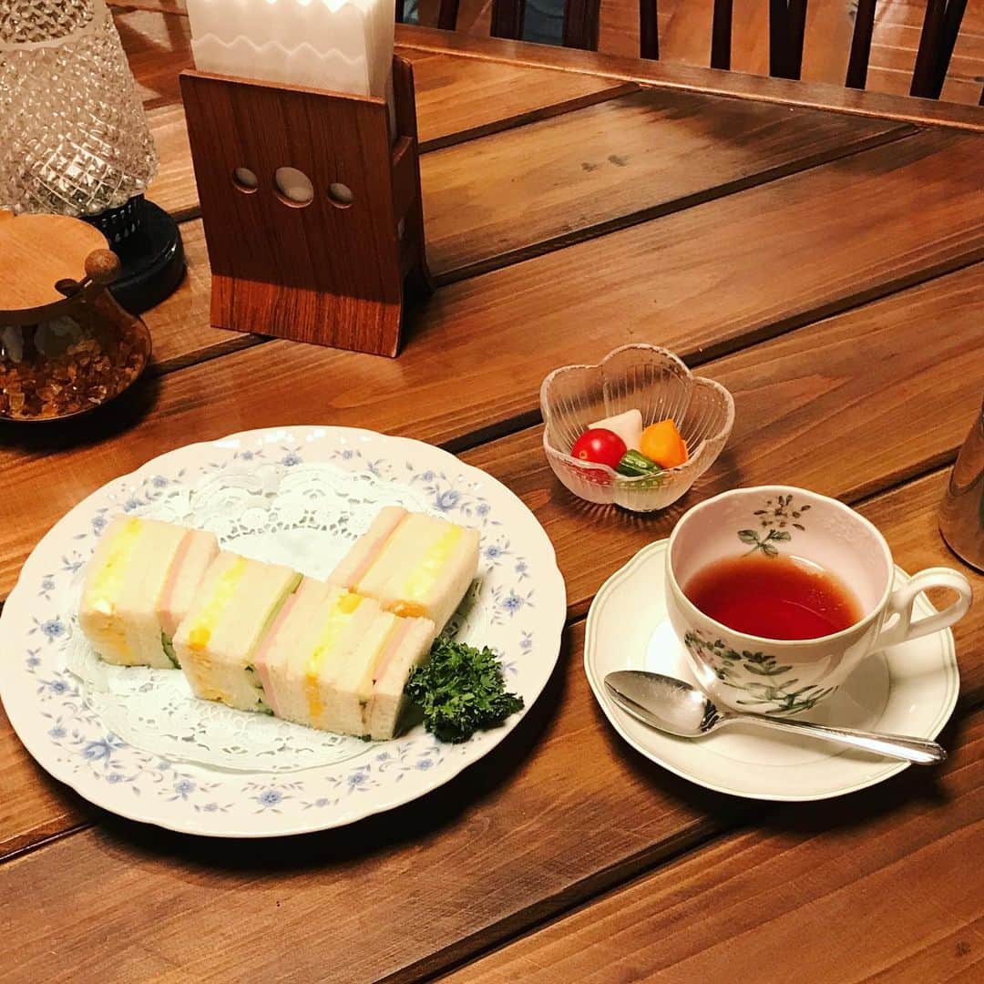 日本テレビ「同期のサクラ」さんのインスタグラム写真 - (日本テレビ「同期のサクラ」Instagram)「‪swipeしてね👉👉👉 🍽深夜の飯テロ🍽 ‬ ‪#同期のサクラ で出てくる「#リクエスト」‬ ‪リクエストがあれば、なんでも作ってくれるんです😍 ‬ ‪2話で菊夫くんが頼んだ冷や汁も 実際に食べられるおいしい #冷や汁‬ ‪どんなご飯が出てくるのかも ドラマを観る上で楽しみかも💡🤓 #なんで冷や汁頼んだのか‬ ‪#それはわからない‬ ‪#オーナーは‬ ‪#柳谷ユカ さん‬ ‪#本当はコーヒーが売り‬ #3枚目 #誰が食べてたもの❓ #サンドウィッチ と #漬物 #渋い #4枚目 #第1話で同期5人が食べてたメニュー #ピザ #ガパオライス #焼きそば #まとまりがない #それがリクエスト #どんなメニューをあなたは食べたい？」10月18日 23時23分 - douki_sakura