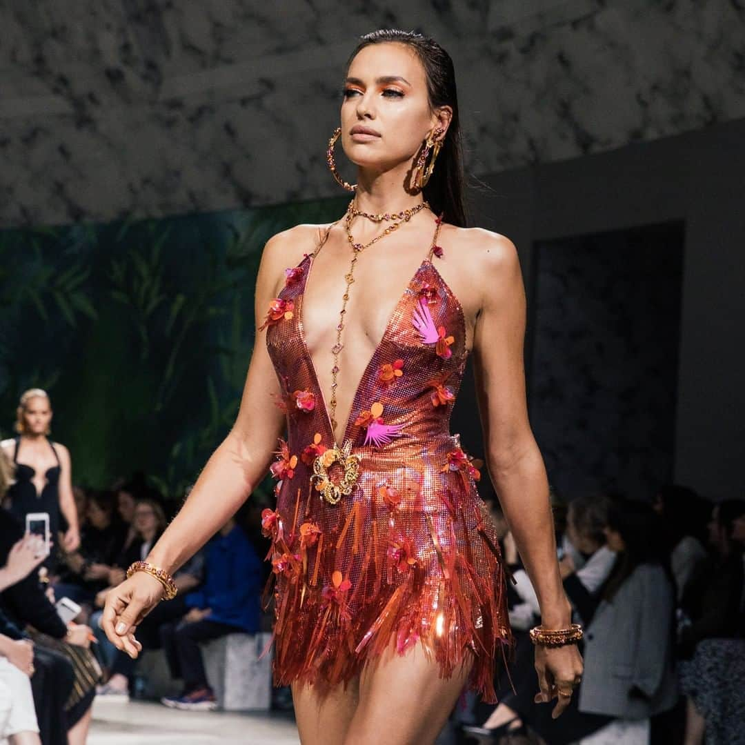 Vogueさんのインスタグラム写真 - (VogueInstagram)「Free fallin' like a lariat: Seen on the Spring 2020 runways, there will be plenty of options from sexy at @Versace, pictured above, to bougie lariat necklaces to add into your wardrobe. See more of the top jewelry trends from the season at the link in our bio. Photographed by @coreytenold」10月18日 23時25分 - voguemagazine