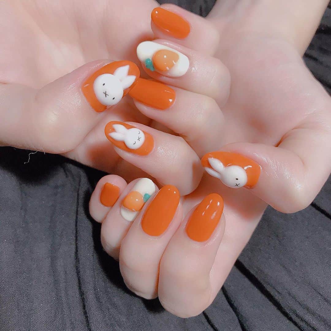 なかやまちえこのインスタグラム：「うさぎさんと人参🥕 #nail #nails #nailart #ネイル #美甲 #ネイルアート  #clou #nagel #ongle #ongles #unghia #japanesenailart #manucure #네일 #젤네일 #네일아트 #네일리스트 #japanesenails #manicurist #gelnails #أظافر #ミッフィー #ミッフィーネイル #オレンジネイル #miffy #miffynails #古関れん ちゃん」