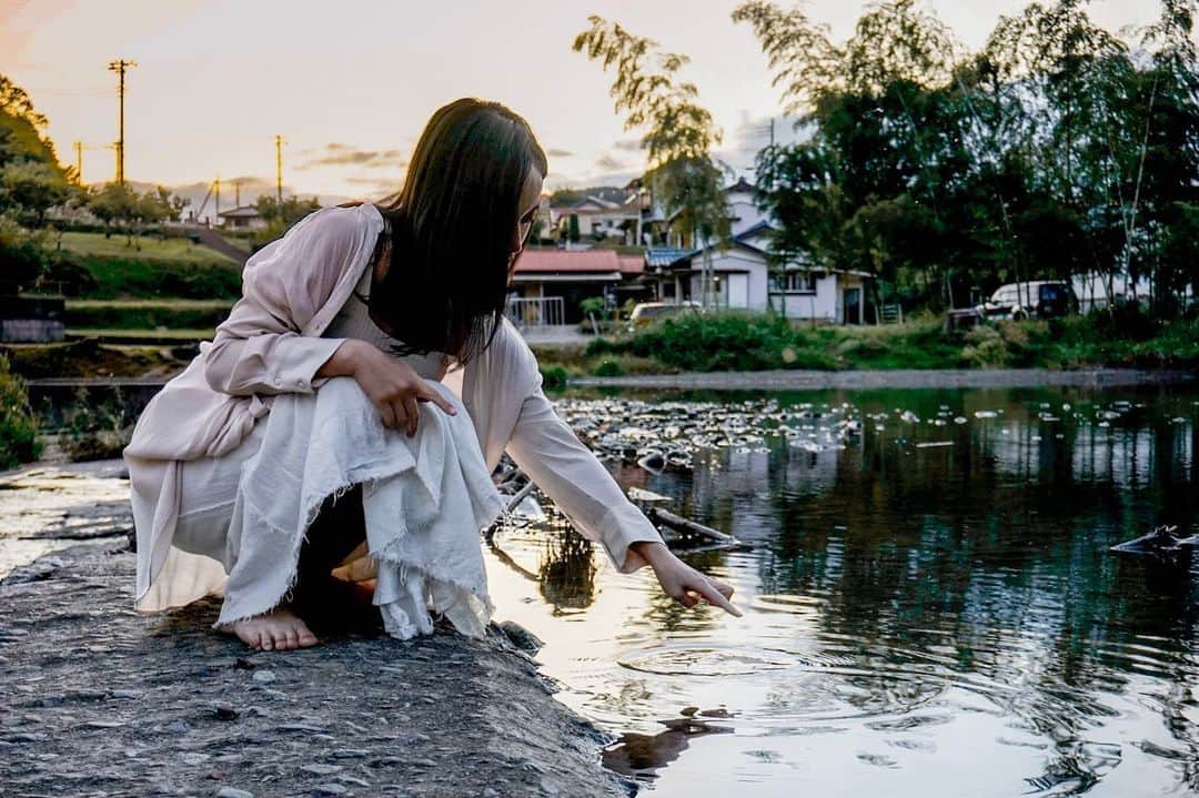 江守沙矢さんのインスタグラム写真 - (江守沙矢Instagram)「私が落ちた川はこちらなんです。 ほら、浅いでしょ？ でもね？落ちたとこは足つかなかったの 笑  そしてこの後のビショビショでみた夕日はカメラ落としてなかったらずぶ濡れのままでも写真におさめたいくらい綺麗でした。笑 . . . . . . . #西武池袋線 #電車旅  #巾着田 #コスモス #秋桜畑 #彼岸花ポートレート  #ショートトリップ #カメラがある生活 #カメラ散歩 #カメラ好きな人と繋がりたい #カメラ女子 #saitama #自然 #散策 #旅 #国内旅行 #国内旅行記 #旅の記録  #小旅行 #観光 #電車旅 #江守沙矢  #景色最高 #インスタ映え #旅好き #旅好き女子 #ポートレート #portrait #japanisbeautiful #その瞬間に物語を」10月18日 23時33分 - saya_emori