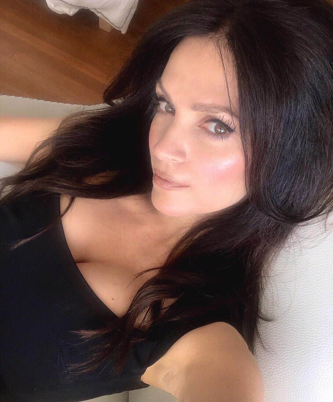 デニス・ミラーニのインスタグラム：「Never let the things you want make you forget the things you have.🌹」