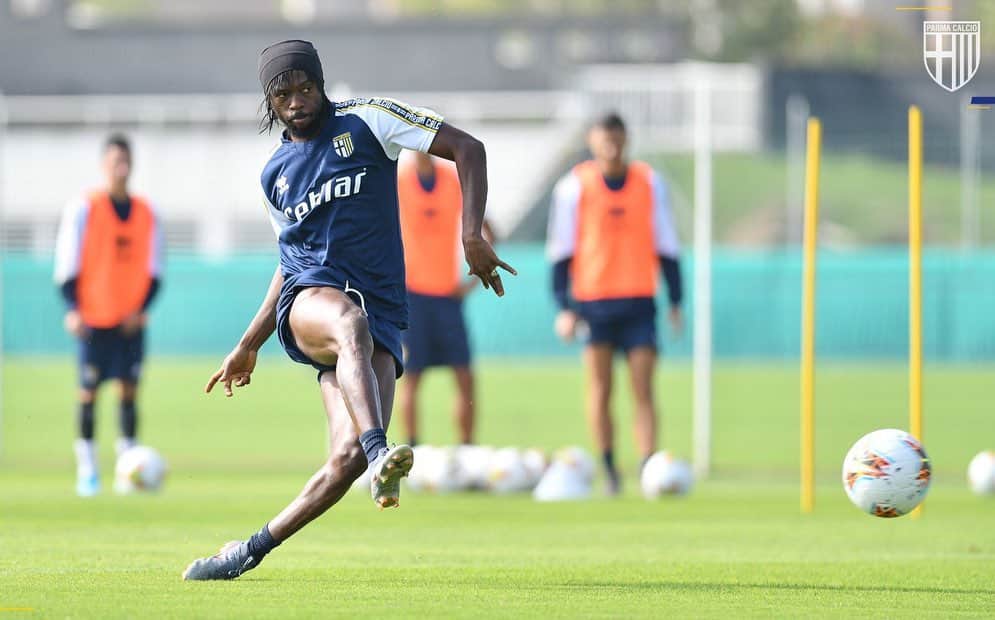 ジェルヴィーニョのインスタグラム：「Training done ✅ 🤔  Come può il mio piede sinistro stare cosi 🤔😂🤔😂 @andreacantini.photos cattura strani momenti con la sua macchina fotografica 😂🤦🏾‍♂️😂🤦🏾‍♂️!! •••••••••••••••••••••••••••••••••••••••••• #training #done #parma #pic #happyfriday #work #italia #instamood  #forzaparma 💛💙」