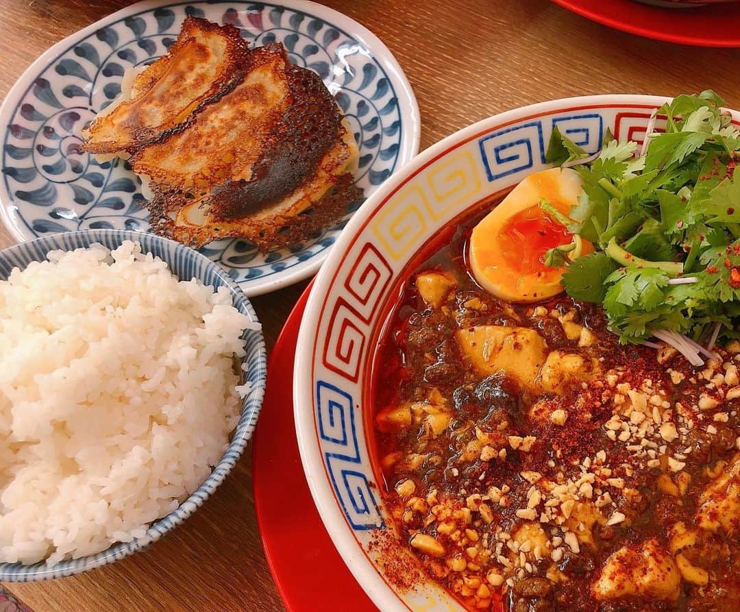 上野優花さんのインスタグラム写真 - (上野優花Instagram)「“ラーメン部”第2弾は 築地にあるサワキチ🍜 みずきちゃんチョイスです😊 麺の上に麻婆豆腐がかかっている、 最近ジワジワと人気のあるスタイル。 日本の麻婆豆腐というよりかは アジアンよりの味付けでかなりエスニックでした。 ご飯と餃子セットを 当たり前のように頼む二人が大好きです😘 #ラーメン部 #東京ラーメン #東京グルメ #ラーメン #麻婆麺 #スパイス食堂サワキチ #優花麺」10月18日 23時39分 - yuka_ueno89