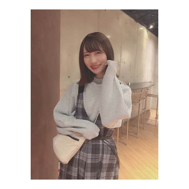 のインスタグラム：「本日のえじこ〜で☺︎﻿ 展示会で頼んでたグレーのラメニット❄️﻿ 素敵な色味だったあ。ふふ﻿ ﻿ ▷knit  #nicoron﻿ ▶︎jumperskirt  #milkfed﻿ ▷bag  #asknowaspinky﻿ ▶︎belt  #paravion﻿ ﻿ #ootd #fashion #えじこーで #ゆるだぼ #外ハネ #ボブ」
