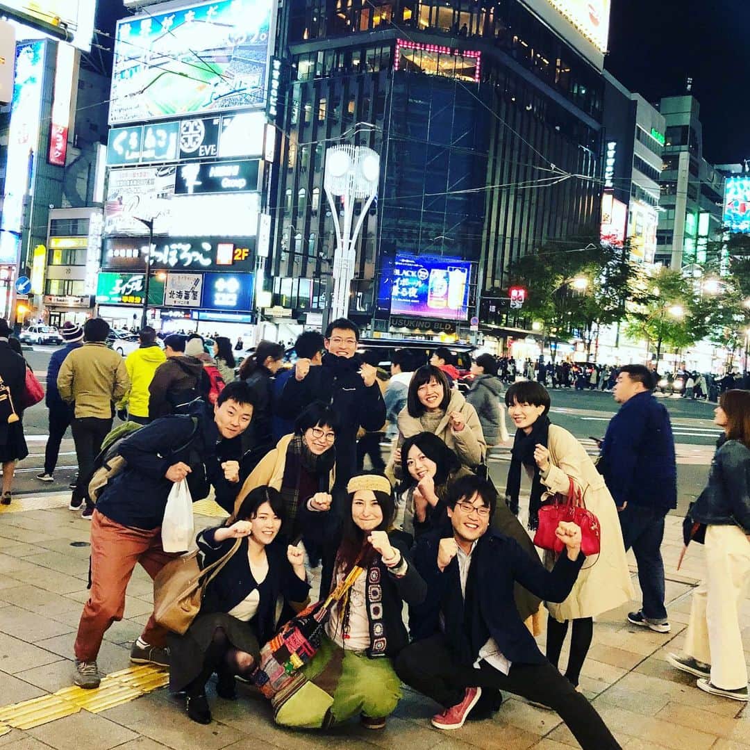 アンジェラ佐藤さんのインスタグラム写真 - (アンジェラ佐藤Instagram)「花金はみんなで夜空のジンギスカン！ もちろん食べ放題コース(笑)  #夜空のジンギスカンすすきの交差点前  #ジンギスカン食べ放題 #柔らかくてクセがないラム肉美味すぎ #肉のもつ旨みが強いからタレ付けないでバクバク食べてもーた笑 #勿論醤油ベースのタレも味噌ダレも旨い #美味しいお肉だと #ご飯がすすむすすむ #お米は長沼産の北海道米 #飯が美味いと酒もすすむ笑 #久しぶりに会う友達とワイワイ楽しく美味しい一時 #しかしまんぷく腹対決で負ける私 #最後はブラックニッカの看板がないすすきの交差点で記念写真」10月18日 23時47分 - angela_satou