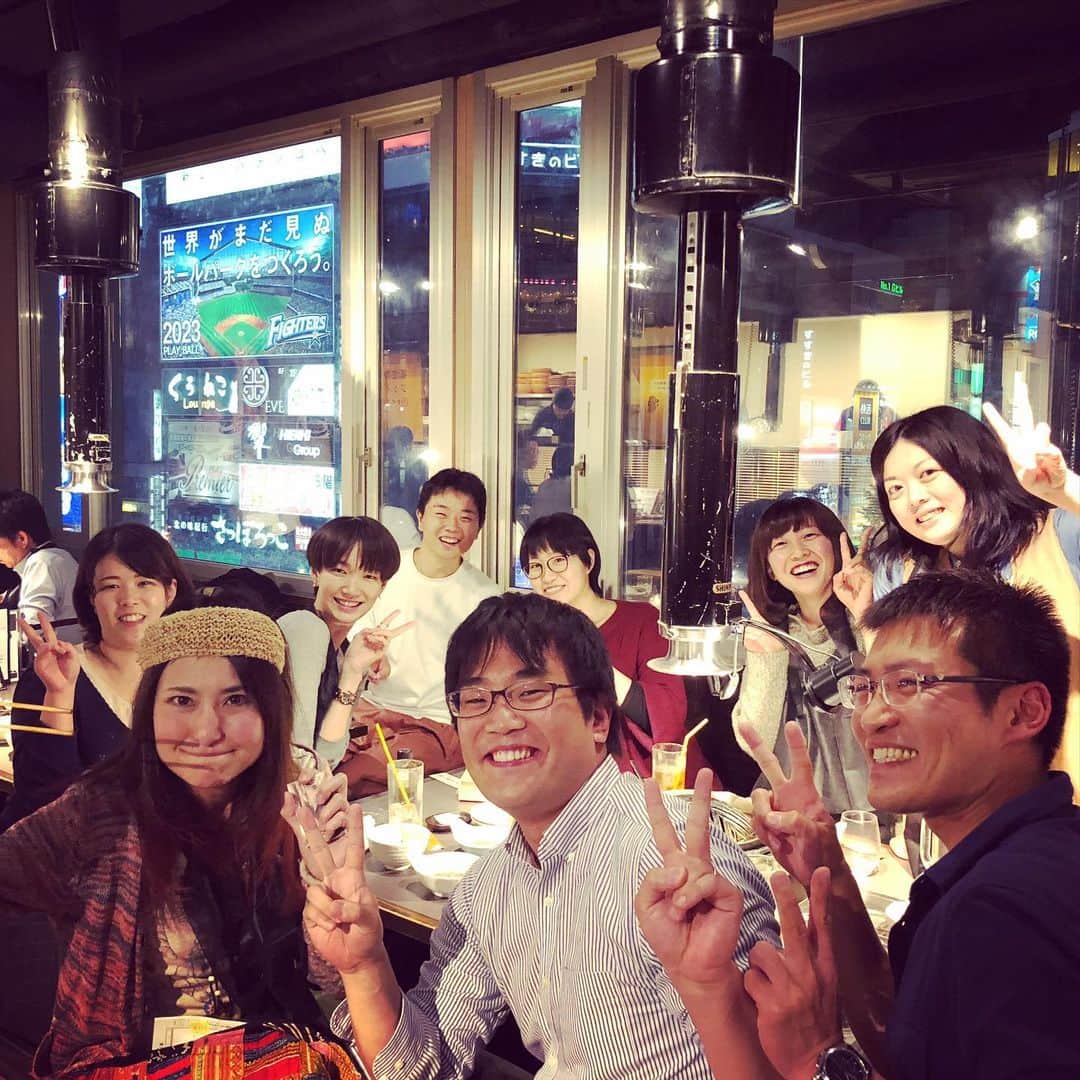 アンジェラ佐藤さんのインスタグラム写真 - (アンジェラ佐藤Instagram)「花金はみんなで夜空のジンギスカン！ もちろん食べ放題コース(笑)  #夜空のジンギスカンすすきの交差点前  #ジンギスカン食べ放題 #柔らかくてクセがないラム肉美味すぎ #肉のもつ旨みが強いからタレ付けないでバクバク食べてもーた笑 #勿論醤油ベースのタレも味噌ダレも旨い #美味しいお肉だと #ご飯がすすむすすむ #お米は長沼産の北海道米 #飯が美味いと酒もすすむ笑 #久しぶりに会う友達とワイワイ楽しく美味しい一時 #しかしまんぷく腹対決で負ける私 #最後はブラックニッカの看板がないすすきの交差点で記念写真」10月18日 23時47分 - angela_satou