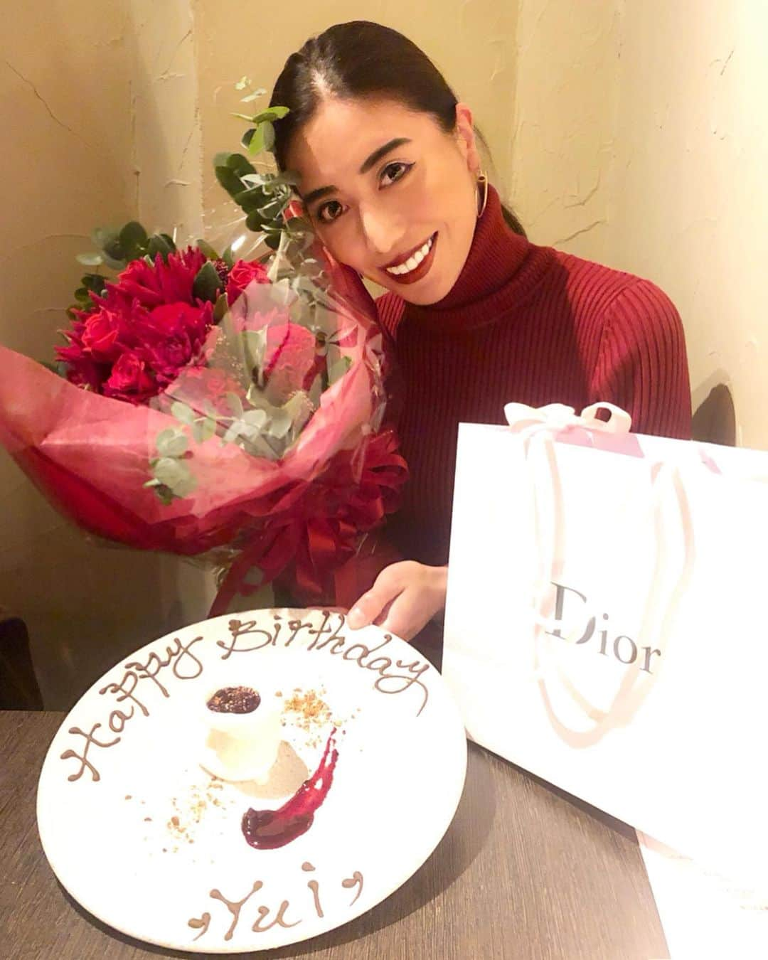 黒ユイさんのインスタグラム写真 - (黒ユイInstagram)「Birthday Dinner 🎂 初のオーストラリア料理🇦🇺 美味しかったー🍽 そして、嬉しいっ💐🎁 サプライズとか苦手やのにありがとう👨🏽‍🦱 沢山話した中で気持ちを言葉にすることの大切さを改めて感じました。  メッセージやコメントくれた 家族、友達、SNSで繋がってる方 ありがとうございます！！ これからも宜しくお願い致します💋 良い歳にしますっ！！！ .  #20019 #1017 #birthday #happy」10月18日 23時58分 - yui_my_life