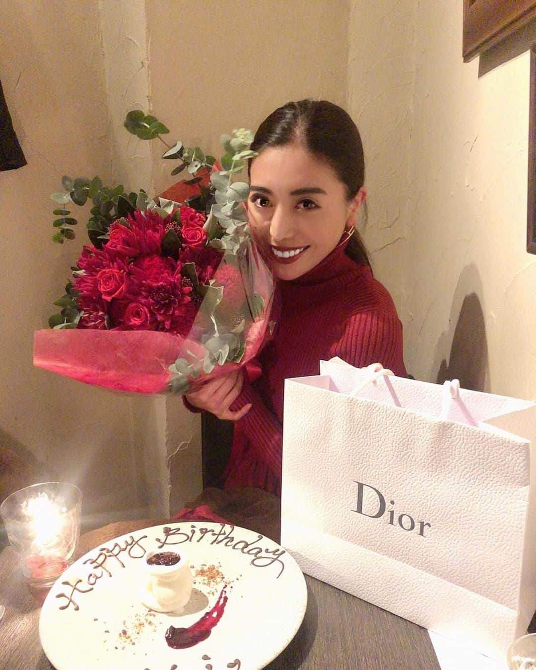 黒ユイさんのインスタグラム写真 - (黒ユイInstagram)「Birthday Dinner 🎂 初のオーストラリア料理🇦🇺 美味しかったー🍽 そして、嬉しいっ💐🎁 サプライズとか苦手やのにありがとう👨🏽‍🦱 沢山話した中で気持ちを言葉にすることの大切さを改めて感じました。  メッセージやコメントくれた 家族、友達、SNSで繋がってる方 ありがとうございます！！ これからも宜しくお願い致します💋 良い歳にしますっ！！！ .  #20019 #1017 #birthday #happy」10月18日 23時58分 - yui_my_life