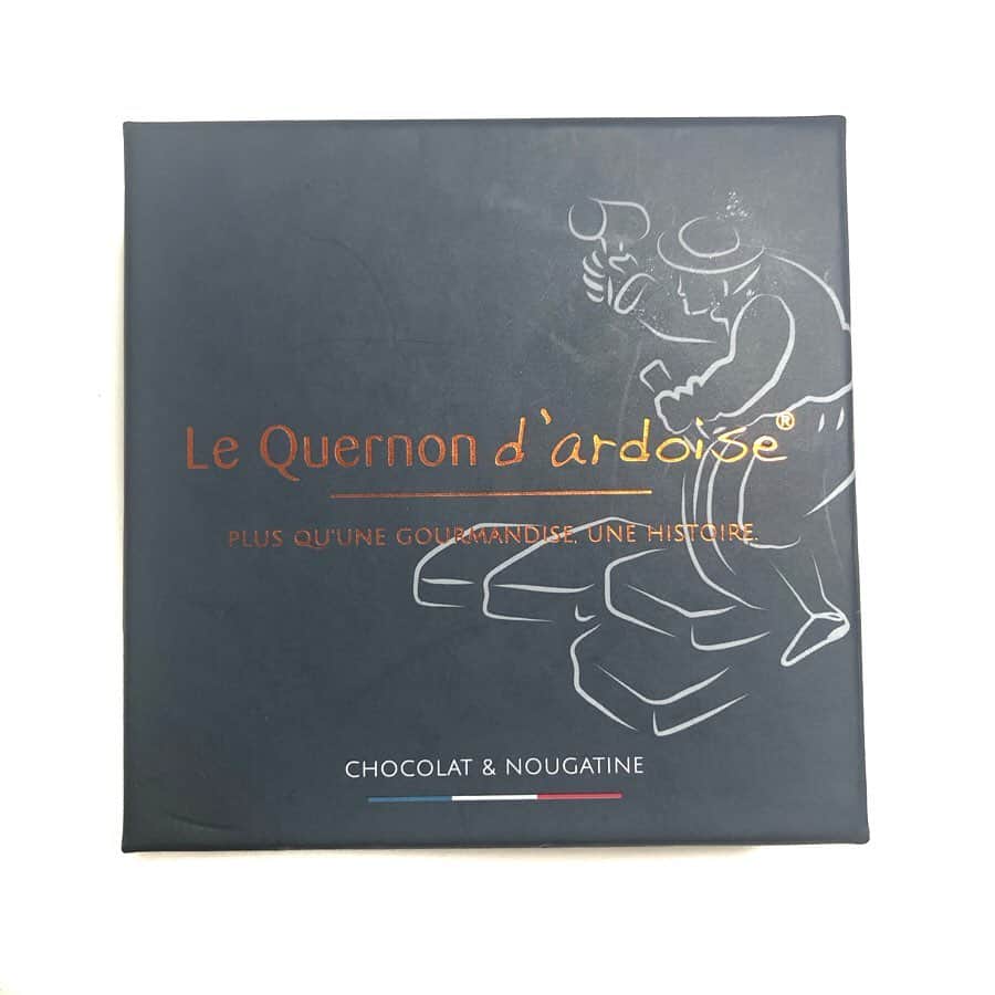 那須愛里さんのインスタグラム写真 - (那須愛里Instagram)「〝Le Quernons d’ardoise 〟 幸せを運ぶ青いチョコレートで有名な ケルノンダルドワーズ . フランス西部のアンジェの街の 青い屋根をイメージして作られたこの代表のショコラ🍫  カリッとザクザクと食感 中にはキャラメリゼとアーモンドナッツのヌガーが あまく、香ばしい。 意外とひとつ食べるとまたひとつ。 とクセになるあまさなの。 あぁ、この美味しさが幸せだぁー♡‼︎ 青いチョコレートの中がゴールドっていうカラーコンビネーションもいいですよね。 つぎはビスケット型ゲットしたいなぁー💙 . . #quernons  #quernonsdardoise  #chocolat #chocolate #chocoholic #chocolataddict #chocolatadviser ﻿﻿﻿﻿﻿﻿﻿﻿﻿﻿﻿﻿﻿﻿﻿ #bluechocolate #ケルノンダルドワーズ #チョコレート好きな人と繋がりたい #チョコレート#チョコレート中毒#チョコレート中毒な私#チョコ中毒 #365日毎日がチョコレート #チョコレート好き #チョコレートに埋もれたい#チョコレートソムリエ #ショコラアドバイザー﻿﻿﻿﻿#青いチョコレート #幸福の青いチョコレート」10月19日 0時00分 - aaairixoxo