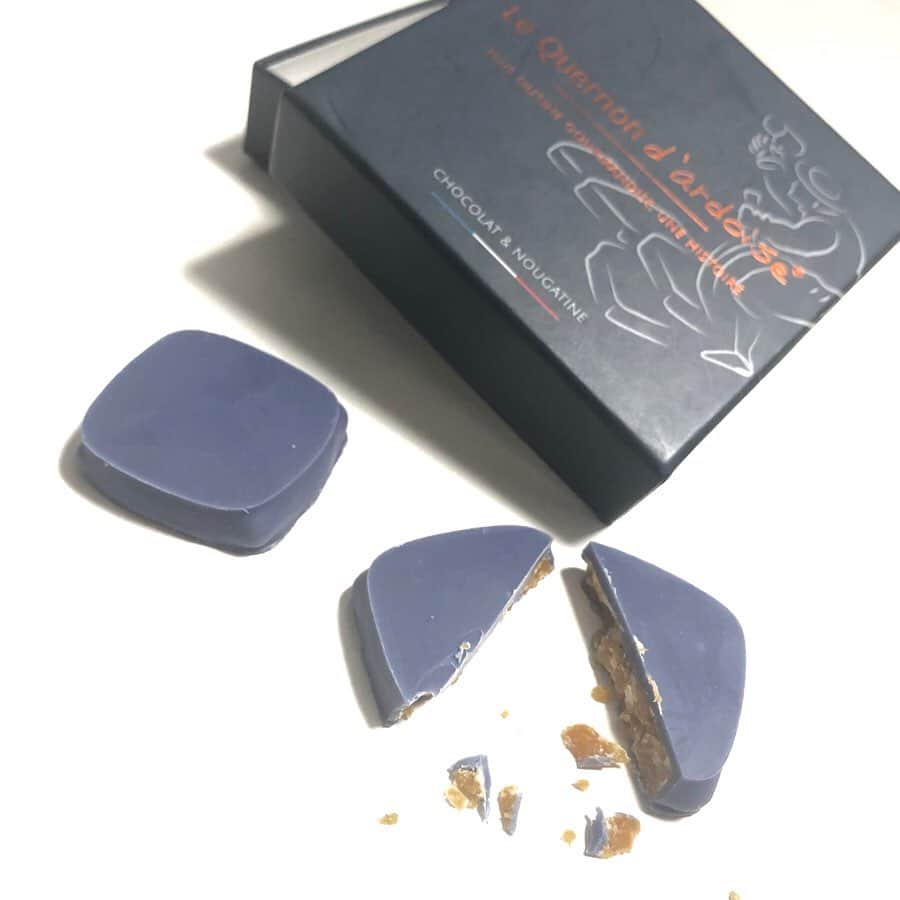 那須愛里さんのインスタグラム写真 - (那須愛里Instagram)「〝Le Quernons d’ardoise 〟 幸せを運ぶ青いチョコレートで有名な ケルノンダルドワーズ . フランス西部のアンジェの街の 青い屋根をイメージして作られたこの代表のショコラ🍫  カリッとザクザクと食感 中にはキャラメリゼとアーモンドナッツのヌガーが あまく、香ばしい。 意外とひとつ食べるとまたひとつ。 とクセになるあまさなの。 あぁ、この美味しさが幸せだぁー♡‼︎ 青いチョコレートの中がゴールドっていうカラーコンビネーションもいいですよね。 つぎはビスケット型ゲットしたいなぁー💙 . . #quernons  #quernonsdardoise  #chocolat #chocolate #chocoholic #chocolataddict #chocolatadviser ﻿﻿﻿﻿﻿﻿﻿﻿﻿﻿﻿﻿﻿﻿﻿ #bluechocolate #ケルノンダルドワーズ #チョコレート好きな人と繋がりたい #チョコレート#チョコレート中毒#チョコレート中毒な私#チョコ中毒 #365日毎日がチョコレート #チョコレート好き #チョコレートに埋もれたい#チョコレートソムリエ #ショコラアドバイザー﻿﻿﻿﻿#青いチョコレート #幸福の青いチョコレート」10月19日 0時00分 - aaairixoxo