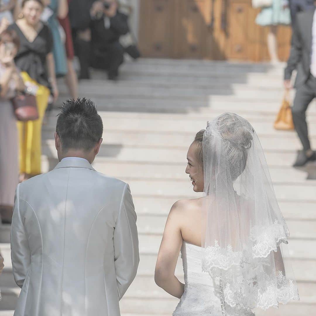 伊藤澄花のインスタグラム：「産後でドレス迷ったけど自分を戒める為にも ウェディングドレスはマーメイドにしたの🧜‍♀️👗✨ ボディーラインしっかり出るから嫌でも痩せて絞めないと、、ってなるように(笑)(笑)(笑) 前撮りでは後ろの紐全部しめられなかったのに 当日に全部締められるようになってて それでなんか花嫁スイッチ入ったの覚えてる👰w この日本気で暑かったなぁ☀️ 夏女とは一番遠いところにいる奴なのに 8月に挙式する暴挙に付き合ってくれて 本当にみんなありがとうございました😂💘 まだお付き合いくださーい🙇‍♀️ . .  #結婚式 #結婚 #花嫁 #ウェディング #ウェディングドレス #ティアラ #marriage #wedding #weddingdress #幸せ #happywedding #マーメイドドレス #🧜‍♀️ #mermaiddress」