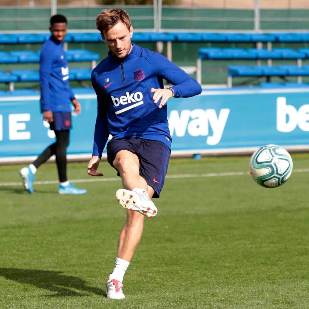 イヴァン・ラキティッチのインスタグラム：「💪⚽️😁」