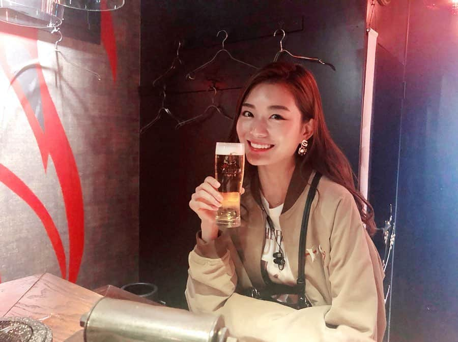 蜂谷晏海さんのインスタグラム写真 - (蜂谷晏海Instagram)「🐝蜂谷晏海の今日も乾杯🍻 ラジオ聴いてくれた方ありがとうございました！ まだまだ皆んなの生活に定着するには程遠いけど、金曜夜にあ！そろそろ今日も乾杯の時間だ〜って思ってもらえるように頑張っていきます🥰 また来週もよろしくお願いします😁❤︎❤︎ この写真はね、この間のひとりビールした時に優しい店員さんが写真撮ってくれました。笑 お隣のカップルのお二人も優しく見守ってくださいました…🙇‍♀️ ではでは、またねー！ #蜂谷晏海の今日も乾杯 #今日も乾杯#蜂谷晏海 #市川うららFM#ラジオ #ぷはあみら#ひとり飲み #ビール女子#ビール大好き #はちやとお疲れ様ビール#はちやと乾杯  #とりあえずビール#とりあえずビールの復活を求めて #ビールと餃子#おやすみなさい#gn #サッポロビールイメージガール #ヱビスビール#ヱビス」10月19日 0時09分 - hachiyaami