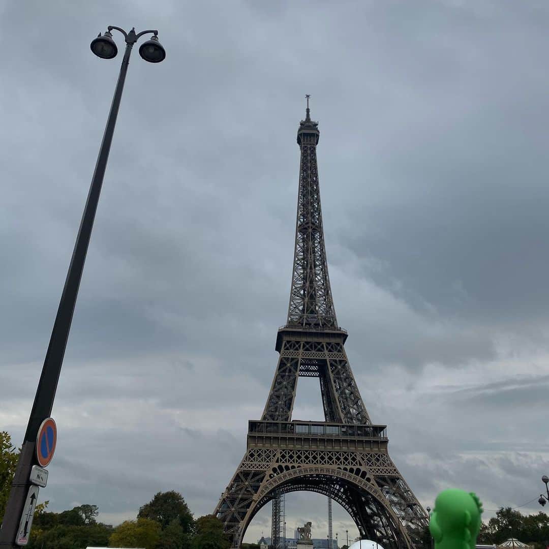 ガチャピンさんのインスタグラム写真 - (ガチャピンInstagram)「ムックに内緒で  パリ観光に。  うふふふ。  明日、東京に帰ります。  おみやげはマドレーヌだよ。  #ガチャピン #GACHAPIN #paris #ルーブル美術館 #rouble #エッフェル塔 #eiffeltower🗼  #凱旋門 #arcdetriomphe  #ガチャピンアートシリーズ」10月19日 0時18分 - gachapin_official