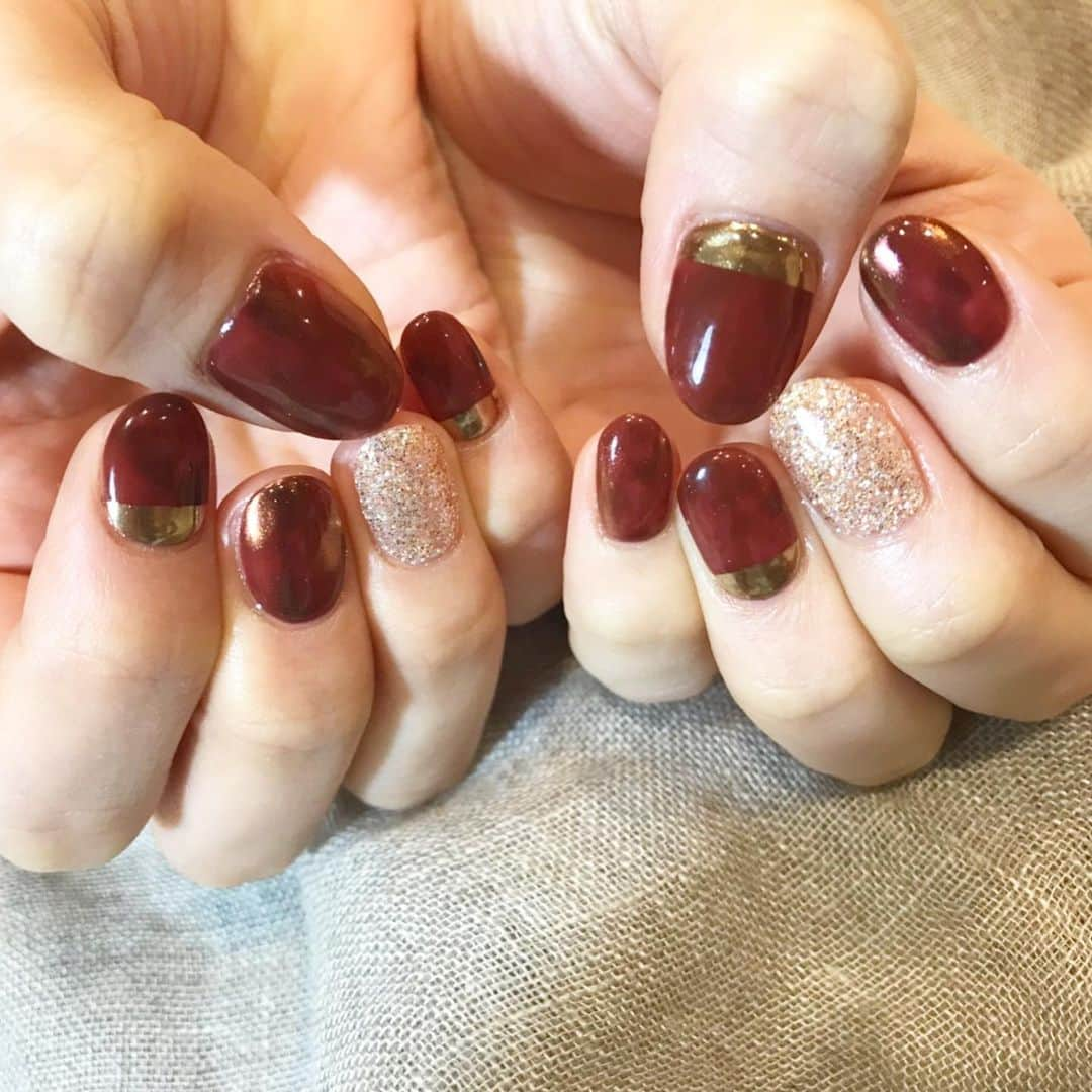 真瀬はるかさんのインスタグラム写真 - (真瀬はるかInstagram)「☺︎New Nail☺︎ . 今年はずっっっっとネイル出来ない役が続いていましたが、やっとお稽古シーズン入ったのでネイル解禁😭 . . 今回は大人な秋カラー♪ ボルドー寄りなブラウンのムラ塗りネイルにしました。 . . むらネイルをベースに金のミラーでアクセント入れたり、所々ブラウンのミラーでむらの重ね塗りしてる箇所もあるので、角度によって立体感のある仕上がりになってるのがこだわり♪(でも写真じゃなかなか伝わり辛いかも) . . で、今回頭の中では全然ラメなんかする予定なかったのに、ネイリストのめぐさん(@affinita_nail_megu )がこのなんとも素敵なブロンズ混じりなラメのネイルしてて、「え、どうしようこのラメもやりたい！」ってなってしまい急遽一本ずつ入れてしまった。笑 . . でもブロンズのラメが配合されているから案外馴染みました！この絶妙カラーのラメも写真じゃ本当の良さが伝わりづらいのが悔しいですが、、、 . . いやぁ、何はともあれ、ちゃんとネイル出来たの何ヶ月ぶりかな。 嬉しすぎる。。。 . . 久しぶりだから早速スヌーピー描こうと思ったけど、なんか早速それやっちゃうと自分で自分の思うツボなのが悔しいから(いや、別に良いのにね笑)グッとこらえて、クローゼットにある秋服たちとのバランス考えて、大人可愛い秋カラーに落ち着きました！！ . . 指先見る度にアガる…✨ . . 自分の機嫌は自分でとる。 これすごく大事な事だと思っていて、真瀬にとって、ネイルはその大事な役目の１つになってますね☺︎ . . お稽古頑張れる〜！ 頑張りま〜す！！ . . #nail #ネイル #秋ネイル #ブラウンネイル #ラメネイル #むらネイル #ムラ塗りネイル #ニュアンスネイル #ミラーネイル #赤みブラウン #ブロンズネイル #ネイルデザイン #考えてる時間大好き #久々ネイルで #すっかりご機嫌 #ロカビリージャック #お稽古頑張る #真瀬はるか」10月19日 0時18分 - harukamanase_official