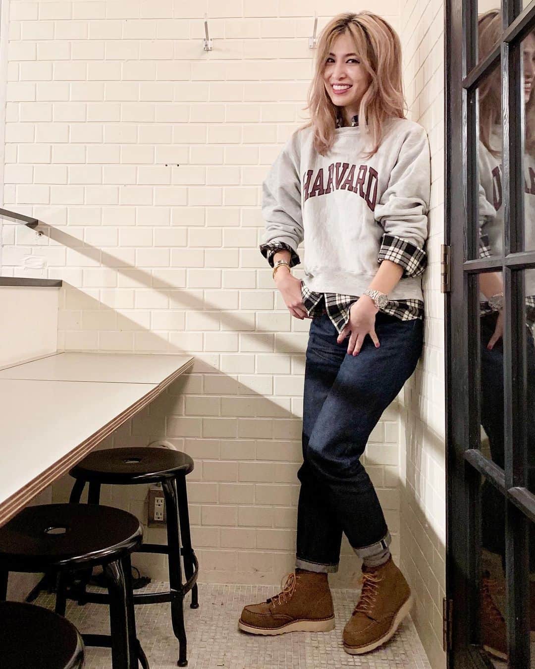 のインスタグラム：「#ootd @jpress_jp のオープニングに行ってきました👔 私はネルシャツをchampionの古着と合わせてカジュアルに💙 欲しいもの結構あったなー、また行ってみよう👏🥰 スナップ撮影を受けてる動画をマリンが撮ってくました、カッコつけてるw #outfit #styling #jpress #vintage #champion #sweatshirt #denim #boots #redwing #redwingheritage #fashion #mensfashion #ericore」