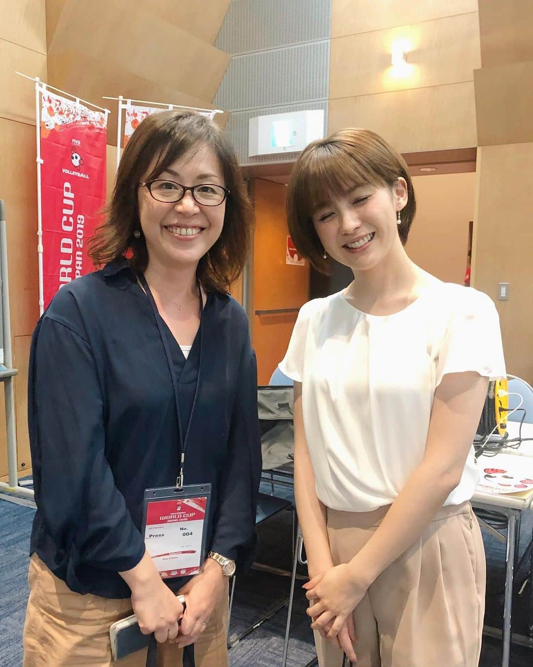 宮司愛海さんのインスタグラム写真 - (宮司愛海Instagram)「大会中には色んな出会いもありました。 この方は田中夕子さん。バレーの会場には必ずいらっしゃるライターさんなんです😌 田中さんの書かれたとある記事を読んで感動して声をかけさせていただいたのがきっかけで、そこから期間中は幾度となく気さくに声をかけてくださいました。 スポーツの現場ではいろんな記者の方やライターの方がいらっしゃいますが、私なんかが話しかけても、といつも思ってしまって...。 でも時にはちょっとの勇気も必要ですよね😤 田中さんや、今大会いらっしゃった記者の方々からは、取材者たるもの、という哲学を教えていただいた気がします。(勝手に)  そしてこの男性は、Vリーグの男子チーム・堺ブレイザーズの応援団長、なおきさん！ 大会中ずっと会場を盛り上げてくださっていました(^^) このメガネがトレードマーク&背番号は「なお」きの70👕  #2枚目 #舞子さん風にいうと #おやすみ #おやすみなさい #明日から #日本シリーズ #いってきます」10月19日 0時27分 - manami_miyaji