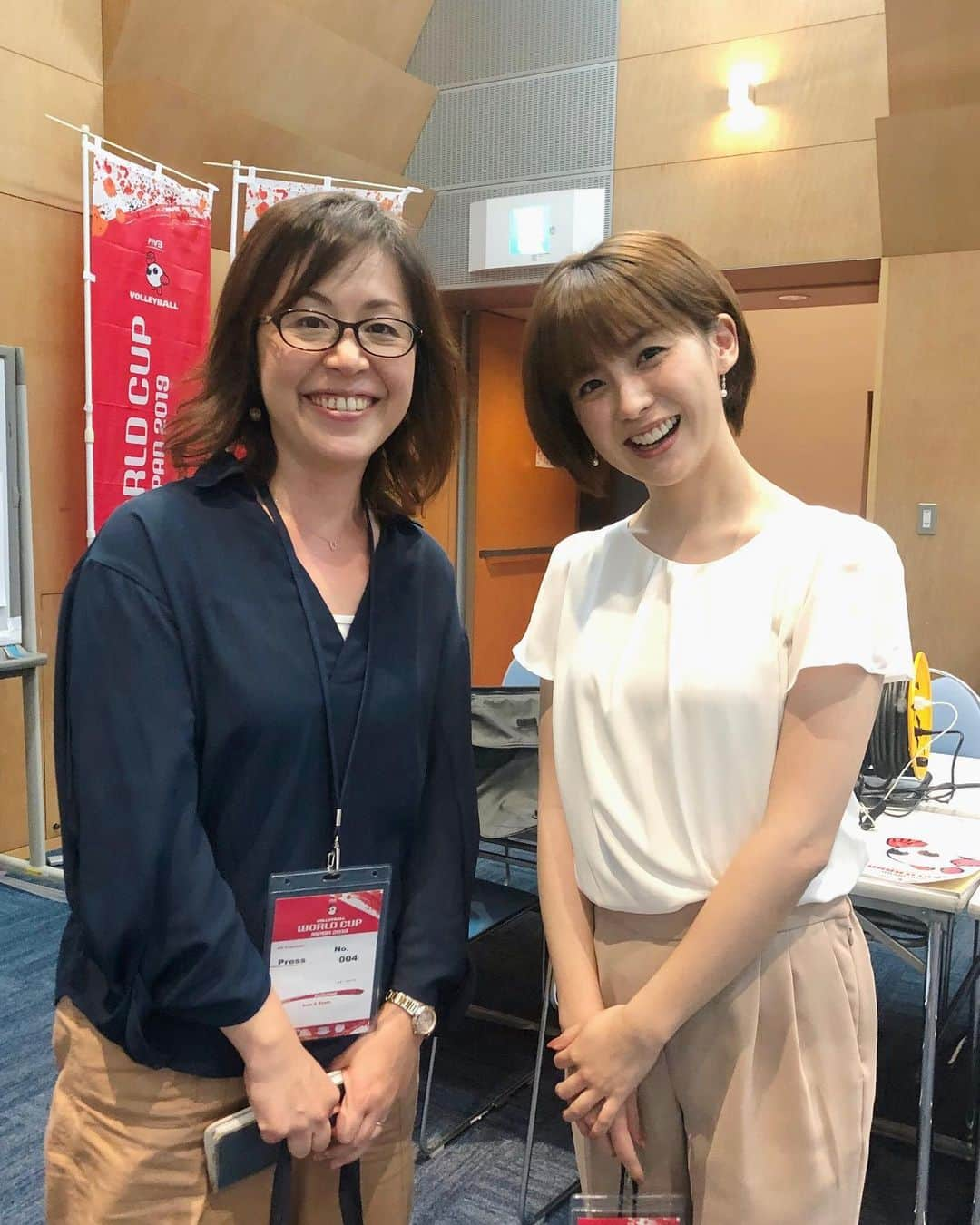 宮司愛海さんのインスタグラム写真 - (宮司愛海Instagram)「大会中には色んな出会いもありました。 この方は田中夕子さん。バレーの会場には必ずいらっしゃるライターさんなんです😌 田中さんの書かれたとある記事を読んで感動して声をかけさせていただいたのがきっかけで、そこから期間中は幾度となく気さくに声をかけてくださいました。 スポーツの現場ではいろんな記者の方やライターの方がいらっしゃいますが、私なんかが話しかけても、といつも思ってしまって...。 でも時にはちょっとの勇気も必要ですよね😤 田中さんや、今大会いらっしゃった記者の方々からは、取材者たるもの、という哲学を教えていただいた気がします。(勝手に)  そしてこの男性は、Vリーグの男子チーム・堺ブレイザーズの応援団長、なおきさん！ 大会中ずっと会場を盛り上げてくださっていました(^^) このメガネがトレードマーク&背番号は「なお」きの70👕  #2枚目 #舞子さん風にいうと #おやすみ #おやすみなさい #明日から #日本シリーズ #いってきます」10月19日 0時27分 - manami_miyaji