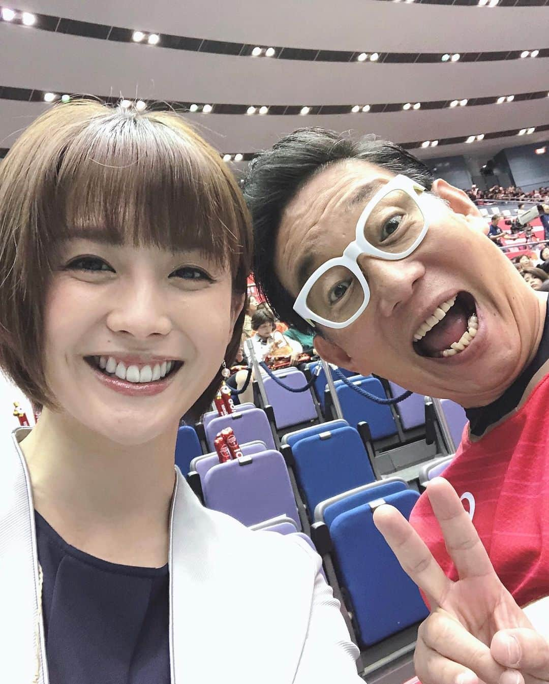 宮司愛海さんのインスタグラム写真 - (宮司愛海Instagram)「大会中には色んな出会いもありました。 この方は田中夕子さん。バレーの会場には必ずいらっしゃるライターさんなんです😌 田中さんの書かれたとある記事を読んで感動して声をかけさせていただいたのがきっかけで、そこから期間中は幾度となく気さくに声をかけてくださいました。 スポーツの現場ではいろんな記者の方やライターの方がいらっしゃいますが、私なんかが話しかけても、といつも思ってしまって...。 でも時にはちょっとの勇気も必要ですよね😤 田中さんや、今大会いらっしゃった記者の方々からは、取材者たるもの、という哲学を教えていただいた気がします。(勝手に)  そしてこの男性は、Vリーグの男子チーム・堺ブレイザーズの応援団長、なおきさん！ 大会中ずっと会場を盛り上げてくださっていました(^^) このメガネがトレードマーク&背番号は「なお」きの70👕  #2枚目 #舞子さん風にいうと #おやすみ #おやすみなさい #明日から #日本シリーズ #いってきます」10月19日 0時27分 - manami_miyaji