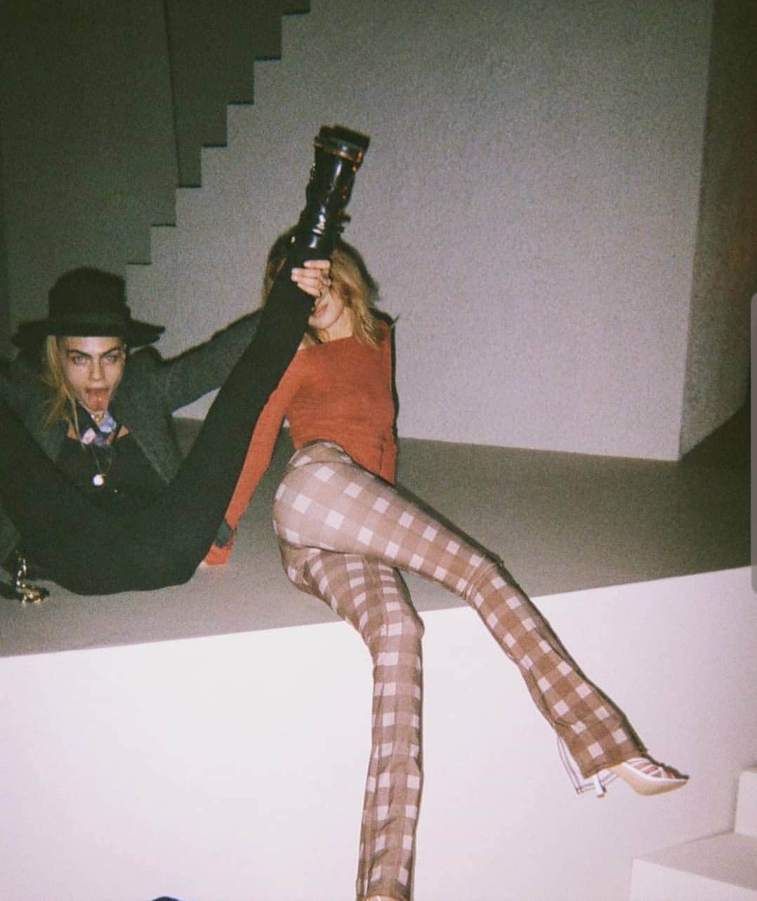 カーラ・デルヴィーニュのインスタグラム：「@savagexfenty rehearsals gone wild  @gisposable」