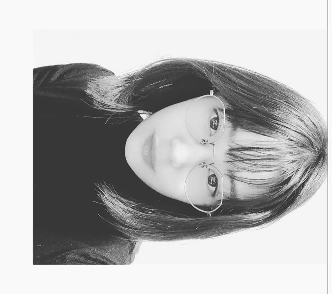 のインスタグラム：「ようやく度入り眼鏡買えたー！ リアルガチで欲しかったんだけど1人で眼鏡屋行くの緊張するから行けなかったんだー！笑 家族連れてようやく手に入れました✌︎ . よく見える とにかくよく見える 最高！！ . #自撮り気まずい」