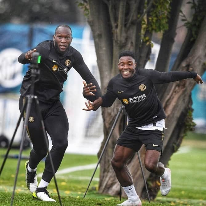 クワドォー・アサモアさんのインスタグラム写真 - (クワドォー・アサモアInstagram)「🔙 on track, ready to restart! 💪🏿📸 @inter #Training #Focus #Smile #Appiano @seriea  Di nuovo in pista, pronti per ripartire! 💪🏿📸 @inter #Training #Focus #Jump #Smile @seriea」10月19日 0時34分 - asamoahkwadwo