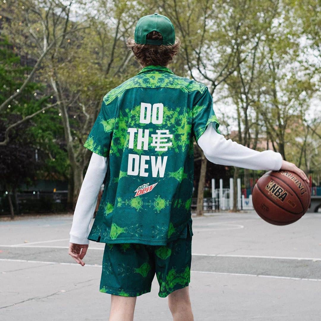 HYPEBEASTさんのインスタグラム写真 - (HYPEBEASTInstagram)「@hypebeaststyle: @mountaindew announced through their Instagram that they have signed the NBA’s #1 overall draft pick @zionwilliamson. To ignite the partnership, the beverage distributor has tapped @ericemanuel for a six-piece collection containing the brands coveted trucker hat, three styles of the basic short, a basic mesh shirt, and a Dew Spill tie-dye inspired sweatshirt. The line will be available this Saturday only at the “Dare to do” NBA event in New Orleans.⁠⠀ Photo: @snappsny」10月19日 0時39分 - hypebeast