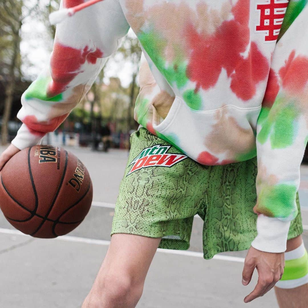 HYPEBEASTさんのインスタグラム写真 - (HYPEBEASTInstagram)「@hypebeaststyle: @mountaindew announced through their Instagram that they have signed the NBA’s #1 overall draft pick @zionwilliamson. To ignite the partnership, the beverage distributor has tapped @ericemanuel for a six-piece collection containing the brands coveted trucker hat, three styles of the basic short, a basic mesh shirt, and a Dew Spill tie-dye inspired sweatshirt. The line will be available this Saturday only at the “Dare to do” NBA event in New Orleans.⁠⠀ Photo: @snappsny」10月19日 0時39分 - hypebeast