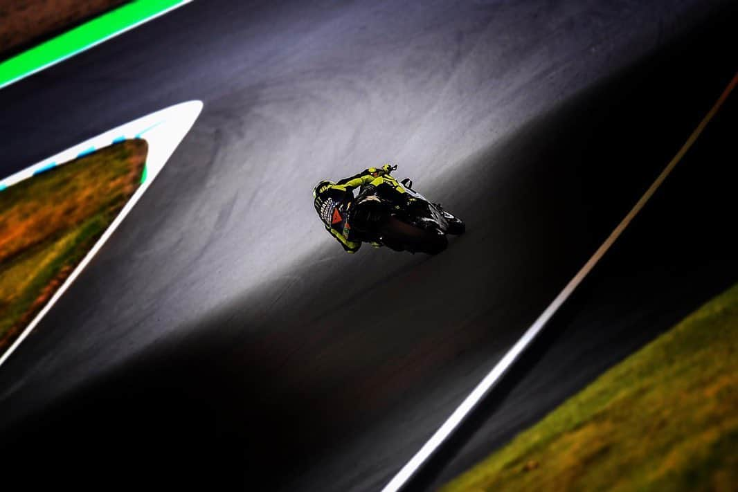 バレンティーノ・ロッシさんのインスタグラム写真 - (バレンティーノ・ロッシInstagram)「Twin Ring Motegi Circuit,Japan Friday,free practice Thanks to the Japanese fans for the awesome support! 📸 @falex79 @gigisoldano @mighelon @jesusrobledo Tino Martino」10月19日 0時43分 - valeyellow46