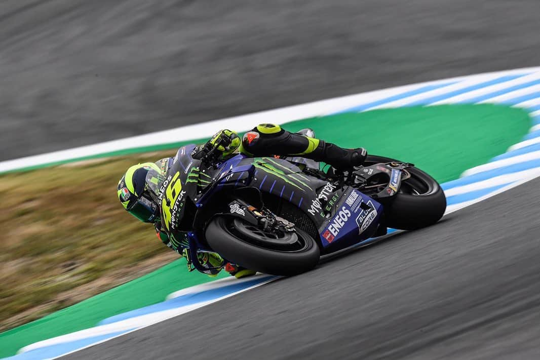 バレンティーノ・ロッシさんのインスタグラム写真 - (バレンティーノ・ロッシInstagram)「Twin Ring Motegi Circuit,Japan Friday,free practice Thanks to the Japanese fans for the awesome support! 📸 @falex79 @gigisoldano @mighelon @jesusrobledo Tino Martino」10月19日 0時43分 - valeyellow46