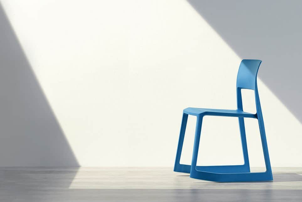 Vitra Japanさんのインスタグラム写真 - (Vitra JapanInstagram)「ロンドンを拠点とするエドワード・バーバー&ジェイ・オズガビーは、学校用の椅子として開発をスタートした「ティプ トン」や極上の快適さを誇る「マリポサ ソファ」、シンプルで穏やかなデザインのオフィスチェア「パシフィック チェア」、そして最新作、働くためのソファシステム「ソフト ワーク」まで、幅広いプロダクトをデザインしています。明日のトークでは、彼らのデザイン哲学が紐解かれます。お申込みいただいた方からお座りいただき、人数が多い場合は立ち見となることをご了承ください。﻿ ﻿ Artek Tokyo Storeにて、エドワード・バーバーとともにお待ちしております。﻿ ﻿ エドワード・バーバー トークイベント﻿ 日時 : 10月19日(土) 17:00 – 18:00﻿ 場所 : Artek Tokyo Store 東京都渋谷区神宮前5-9-20 ﻿ お申込みはストーリーハイライトよりリンクにアクセスできます。(定員になり次第〆切)﻿ ﻿ #vitraoriginal #vitra #vitrajapan #ヴィトラ #tipton #ティプトン #edwardbarberandjayosgerby #barberosgerby #vitrahomestory #ヴィトラジャパン #インテリア好きな人と繋がりたい #リビングインテリア #リビング #リビングルーム #ソファ #ニューヨーク #マリポサ #マリポサソファ #ソフトワーク #パシフィックチェア #ティプトン」10月18日 15時52分 - vitra_japan