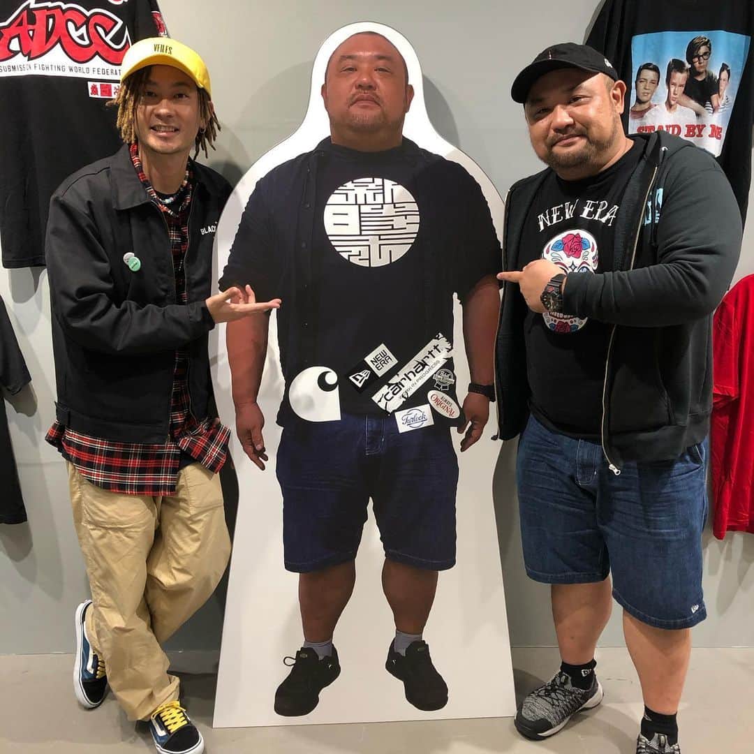 丸山ゴンザレスのインスタグラム：「‪地球のカオス展にDA PUMPのTOMOさんが来てくれました。いつもありがとうございます。‬」