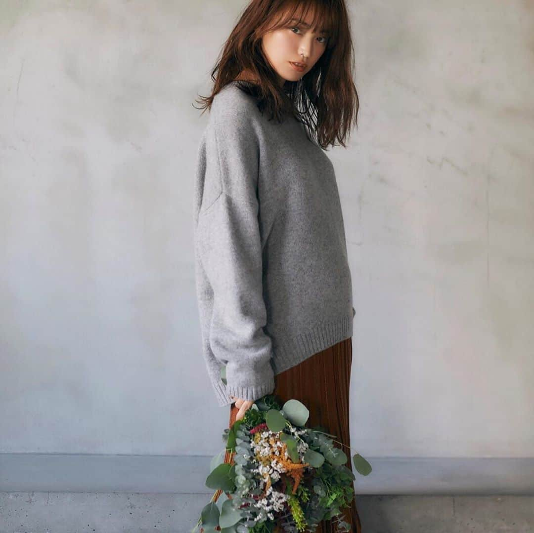 蛯原友里さんのインスタグラム写真 - (蛯原友里Instagram)「・ ・ YURI EBIHARA × JILLSTUART collaboration❤︎ ・ セットワンピース ニットのセットアップ どちらも着心地にこだわったお気に入りです♪ ・ ・ #jillstuart #yuriebiharameetsjillstuart @jillstuart.jp ・」10月18日 16時02分 - yuri_ebihara