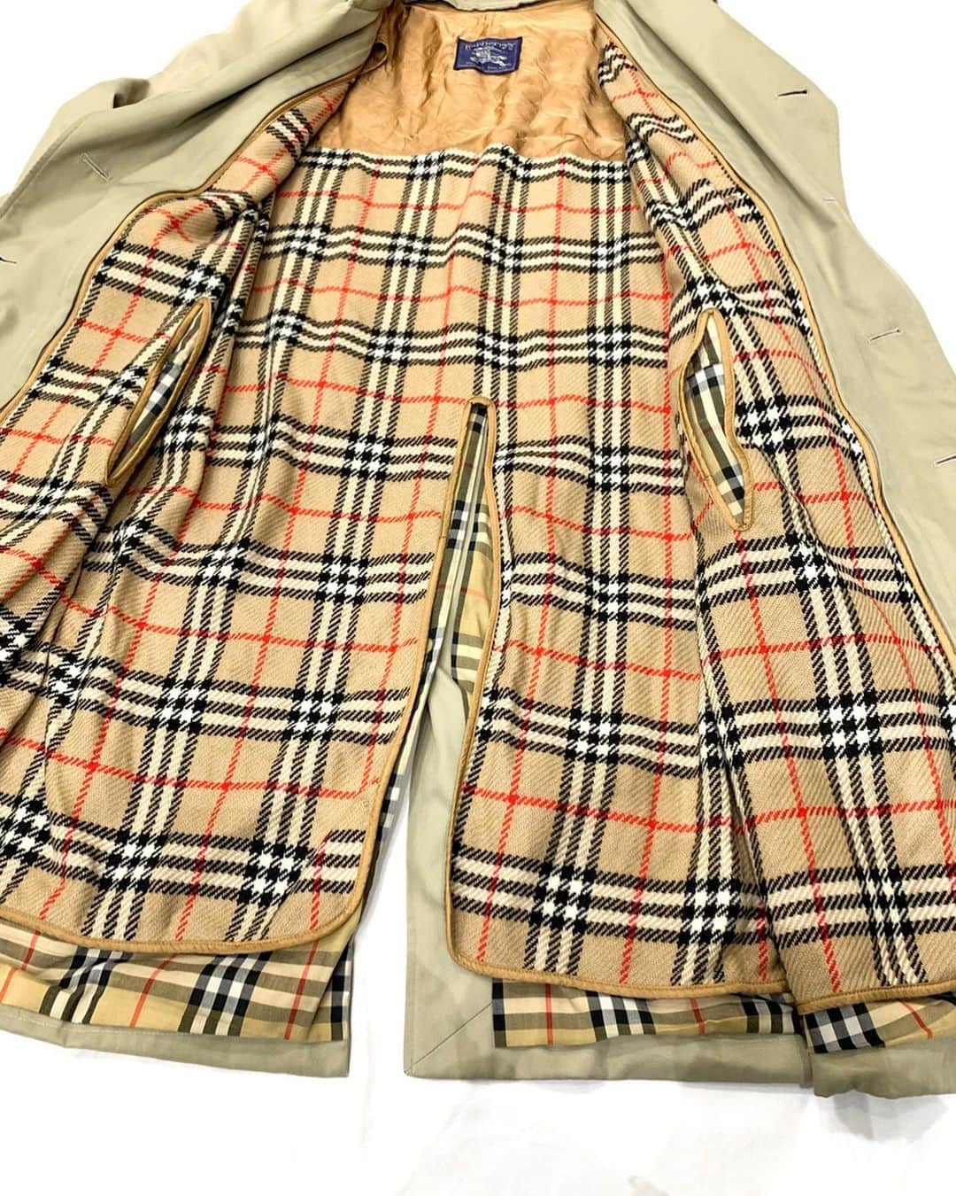 ジャムルさんのインスタグラム写真 - (ジャムルInstagram)「vintage Burberry trench coat w/liner ¥15200+tax 裄丈 75.5cm 身幅 58.5cm 着丈 110cm . 通販も可能です。 お問い合わせはお電話で承ります。 . #お問い合わせはお電話で承ります #jammru #osaka  #fashion  #streetstyle  #streetfashion  #vtg  #vintage  #used  #usedclothing  #古着 #古着屋 #ファッション #70s #80s #90s#burberry」10月18日 15時57分 - jammru