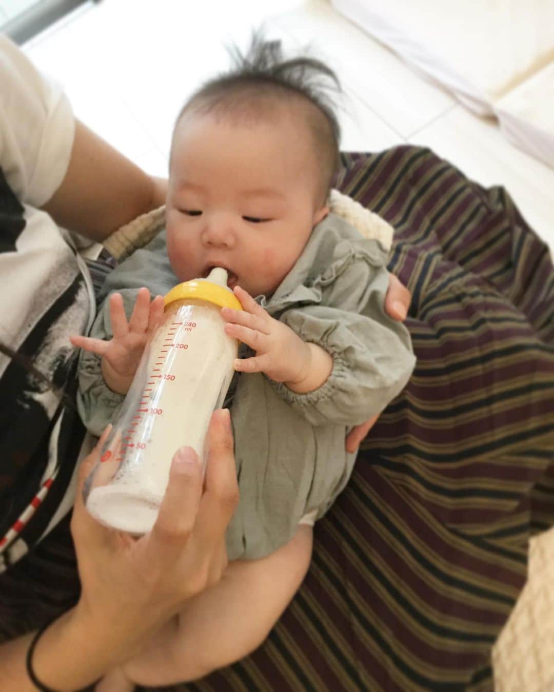 濱中鮎子のインスタグラム：「先日ストーリーにもあげましたが、ここ1週間くらいで、哺乳瓶見ると、手でグイッと口に持って行こうとするようになりした。  成長を感じ、これ見たさに哺乳瓶🍼焦らし作戦やってます。🙄 #帰り道は君のことだらけ #チャイ兄ももちろん  #お留守番ありがとう  #お嬢と哺乳瓶」